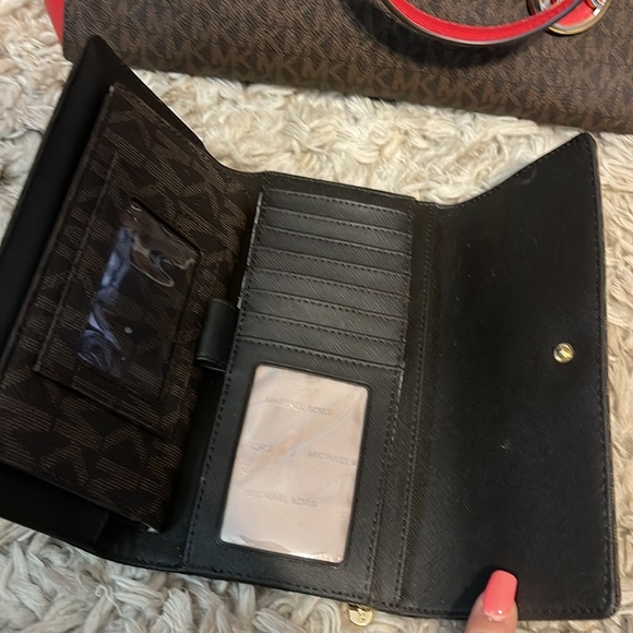 Brand new Michael Kors wallet never used - Picture 2 of 5